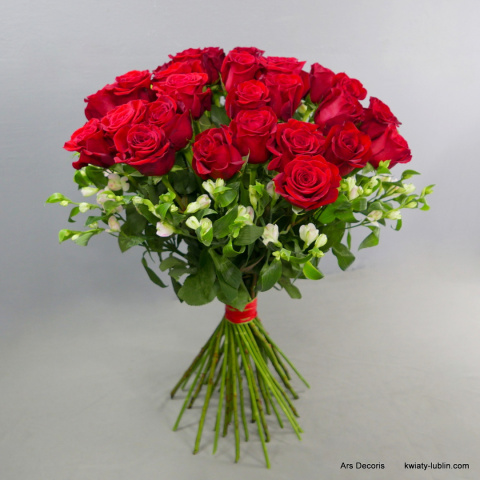 Róże czerwone otoczone charmelią , 3 wielkości bukietów