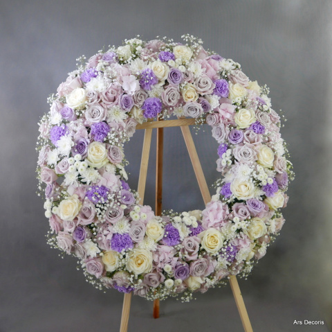 Wieniec rzymski, średnica ok. 80 cm - inwencja florysty Wieniec rzymski, średnica ok. 80 cm - inwencja florysty