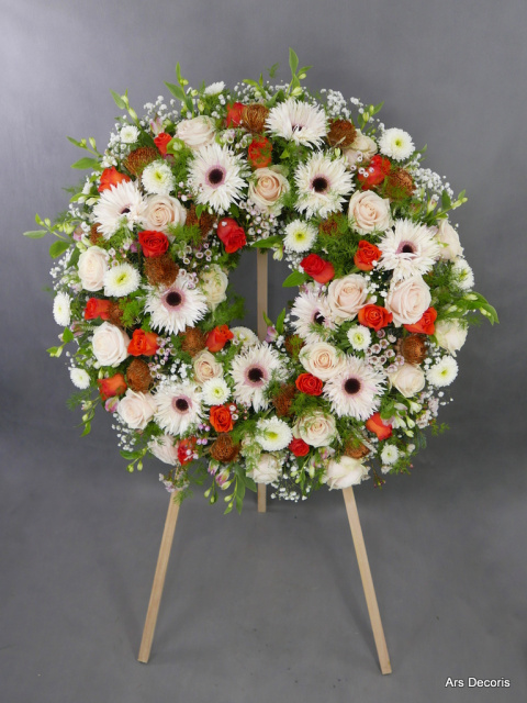 Wieniec rzymski, średnica ok. 80 cm - inwencja florysty Wieniec rzymski, średnica ok. 80 cm - inwencja florysty