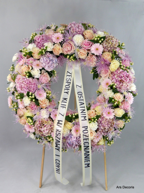 Wieniec rzymski, średnica ok. 80 cm - inwencja florysty Wieniec rzymski, średnica ok. 80 cm - inwencja florysty